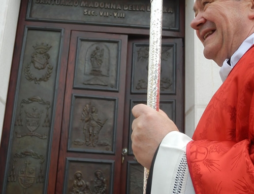 Provvidenti –  Il Vescovo De Luca benedice la porta bronzea opera della Marinelli